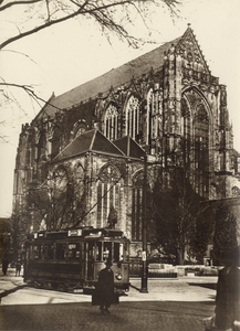83325 Gezicht op de Domkerk (Domplein) te Utrecht; op de voorgrond electrische tram nr. 63 op lijn 3.